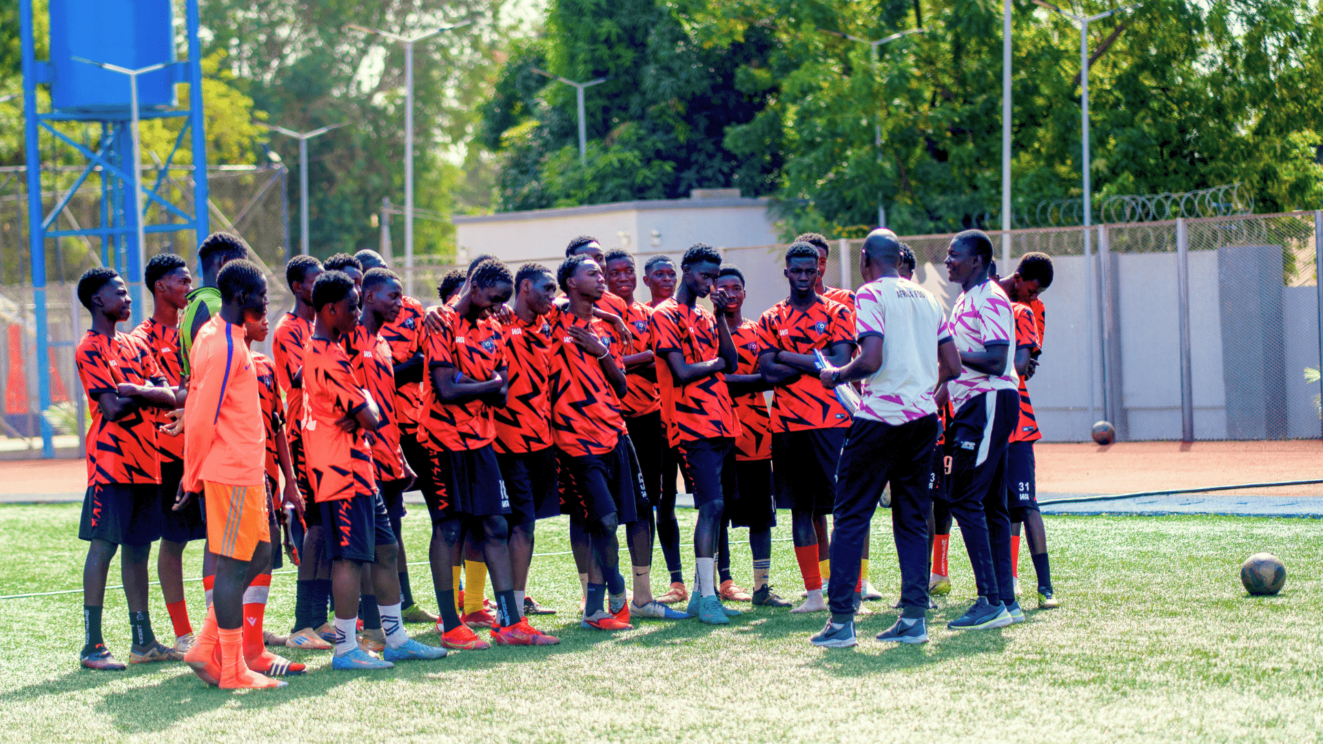 Africa Foot — Joueurs de l'équipe première et encadrement technique réunis au stade